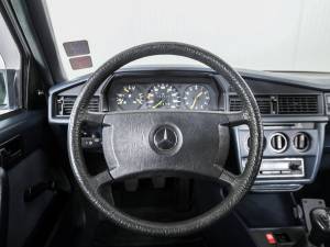 Immagine 5/50 di Mercedes-Benz 190 D (1986)