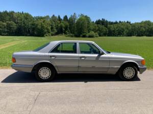 Immagine 12/29 di Mercedes-Benz 300 SE (1990)
