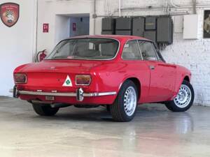 Image 4/63 de Alfa Romeo Giulia GT 1300 Junior (1973)