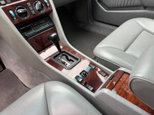 Imagen 29/100 de Mercedes-Benz 300 CE (1992)