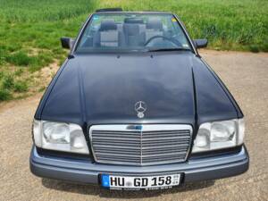 Afbeelding 6/18 van Mercedes-Benz 220 E (1993)
