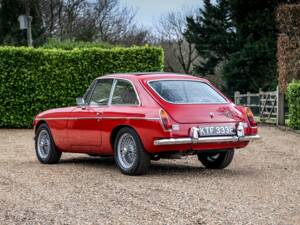 Image 3/40 of MG MGC GT (1968)