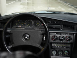 Image 24/83 of Mercedes-Benz 190 E 2.3-16 (1984)