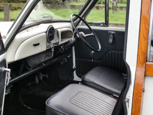Image 2/15 of Morris Minor 1000 Traveller (1971)