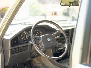 Image 27/63 of BMW 528i (1984)