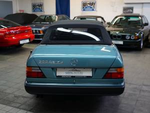 Image 27/37 de Mercedes-Benz 300 CE-24 (1992)