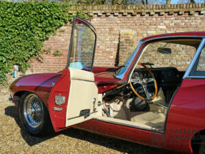 Image 15/50 de Jaguar E-Type (1968)