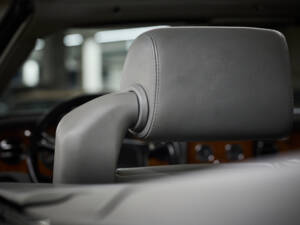 Image 46/77 of Bentley Azure (2001)