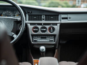 Image 27/77 of Mercedes-Benz 190 E 2.3 (1988)