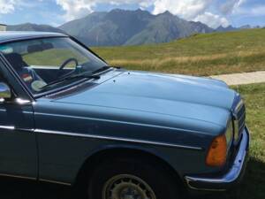 Bild 4/5 von Mercedes-Benz 230 CE (1982)