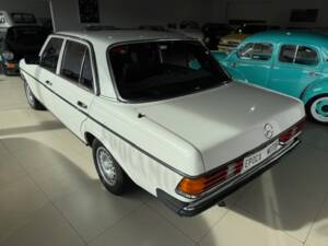 Image 15/32 of Mercedes-Benz 230 E (1983)