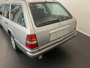 Image 5/15 of Mercedes-Benz 220 E (1993)