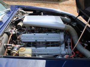 Image 11/12 of Aston Martin V8 (1977)