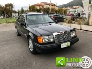 Imagen 3/10 de Mercedes-Benz 200 E (1989)