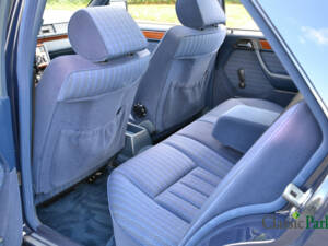 Image 31/50 of Mercedes-Benz 200 E (1991)