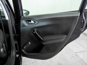 Image 37/50 of Peugeot 208 1.2 PureTech 82 (2019)