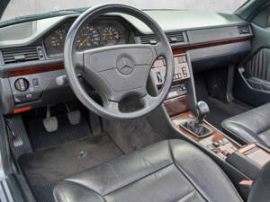 Image 15/24 de Mercedes-Benz E 220 (1996)