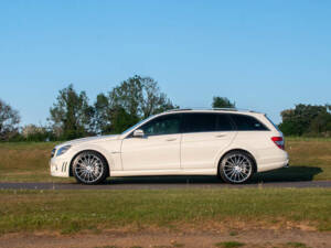 Immagine 29/50 di Mercedes-Benz C 63 AMG T (2009)
