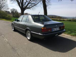 Image 20/22 of BMW 735i (1988)