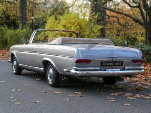 Image 8/50 of Mercedes-Benz 220 SE Cabriolet (1966)