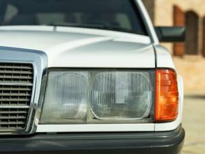 Image 22/45 of Mercedes-Benz 190 E (1987)