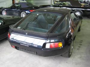 Image 3/11 of Porsche 928 S (1983)