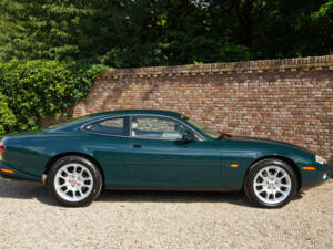 Image 7/50 of Jaguar XKR (2001)