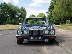Image 5/23 of Daimler Double Six (1992)
