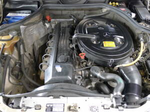 Image 10/33 of Mercedes-Benz 300 CE (1988)