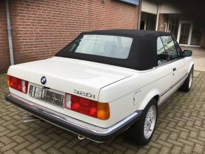 Image 3/20 of BMW 320i (1992)