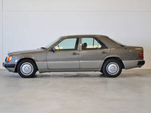 Image 6/25 of Mercedes-Benz 200 E (1992)