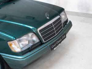 Immagine 18/27 di Mercedes-Benz E 320 (1994)