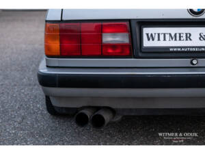 Image 34/50 de BMW 320i Touring (1989)