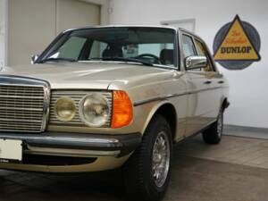 Image 6/31 of Mercedes-Benz 300 D (1982)