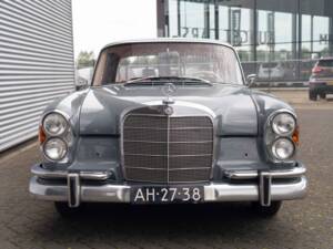 Image 2/8 of Mercedes-Benz 220 SE b (1962)