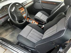 Image 5/6 of Mercedes-Benz 220 CE (1993)