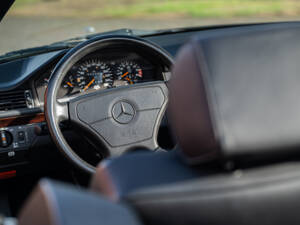 Immagine 27/40 di Mercedes-Benz 300 CE-24 (1993)