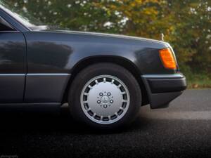 Image 22/36 de Mercedes-Benz 300 CE (1990)