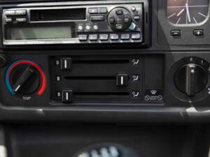 Image 57/70 of BMW 320i (1990)