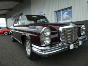 Image 17/22 de Mercedes-Benz 280 SE 3,5 (1971)