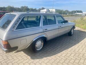 Image 5/19 de Mercedes-Benz 230 TE (1981)