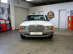 Image 4/46 de Mercedes-Benz 300 D (1984)