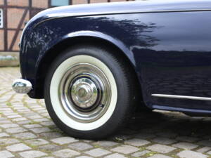 Image 4/47 of Bentley S1 DHC Park Ward (1956)