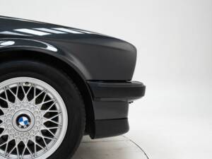 Image 12/15 of BMW 320i (1990)