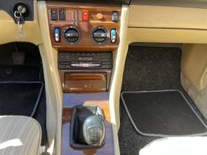 Bild 14/30 von Mercedes-Benz 200 (1987)