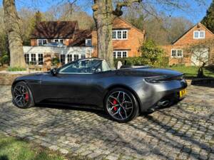 Image 8/40 de Aston Martin DB 11 Volante (2018)