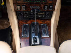 Image 19/23 of Daimler Double Six (1992)