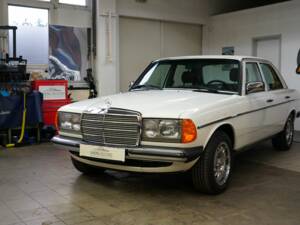 Image 7/40 of Mercedes-Benz 300 D (1984)