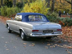 Image 22/50 of Mercedes-Benz 220 SE Cabriolet (1966)