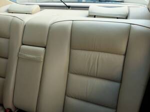 Image 17/63 of Mercedes-Benz 300 CE (1991)
